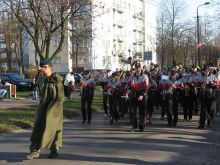 Przemarsz ulic Jana Pawa II, tu przed wejciem do Parku im. Solidarnoci, 11.11.2011 r.