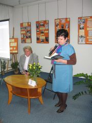 W tematyk spotkania wprowadzia dyrektor Biblioteki Miejskiej Maria Winiewska. Na zdjciu razem z dr. Waldemarem Smaszczem, 24.11.2011 r.