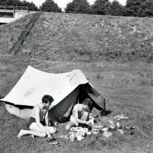 Biwak uczestnikw wycieczki w okolicach Sierpca, 1959 rok.