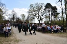 O godzinie 14.00 odprawiona zostaa uroczysta msza wita w intencji myliwych, lenikw i rolnikw z udziaem pocztw sztandarowych, 1.05.2022 r.