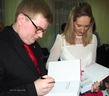 Magdalena Staniszewska i Tomasz Kowalski w trakcie podpisywania ksiki