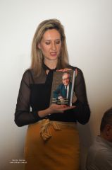 Jan Burakowski jest take bohaterem ksiki. Biografia wydana zostaa w 2014 roku. Na zdjciu prezentuje j autorka, Magdalena Staniszewska, 12.12.2018 r.