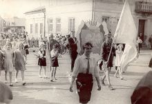 Zamieszczam jeden z moich fotograficznych skarbw. Nietrudno zlokalizowa miejsce, trudniej chyba z wydarzeniem i osobami. A moe to rok 1966 (?). Zdjcie dedykuj osobom, ktre o mnie pamitaj i niekiedy pisz mie sowa a nawet dedykuj zdjcia. Nie posiadam skanera, a u fotografa troch to kosztuje. Moe kto uyczy mi skanera, jeli nie, te postaram si pokazywa wicej. Pozdrawiam osoby zainteresowane moj aktywnoci na tym mdrym Forum. Danuta