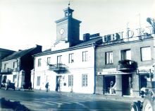 Widok na ratusz, ok. 1978 r.Z prawej strony budynek, ktry zawali si do rodka na pocztku lat 90-tych. Zosta rozebrany.