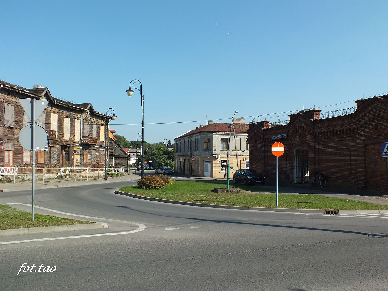 Sierpecka Starwka. Na fotografii trzy wane obiekty: po lewej dawny Dom Ludowy i mieszkanie - pracownia malarza Abrahama Neumana, na wprost dawna restauracja i hotel pana Kwiatkowskiego - mionika mrz i oceanw, po prawej tzw. handlowe 