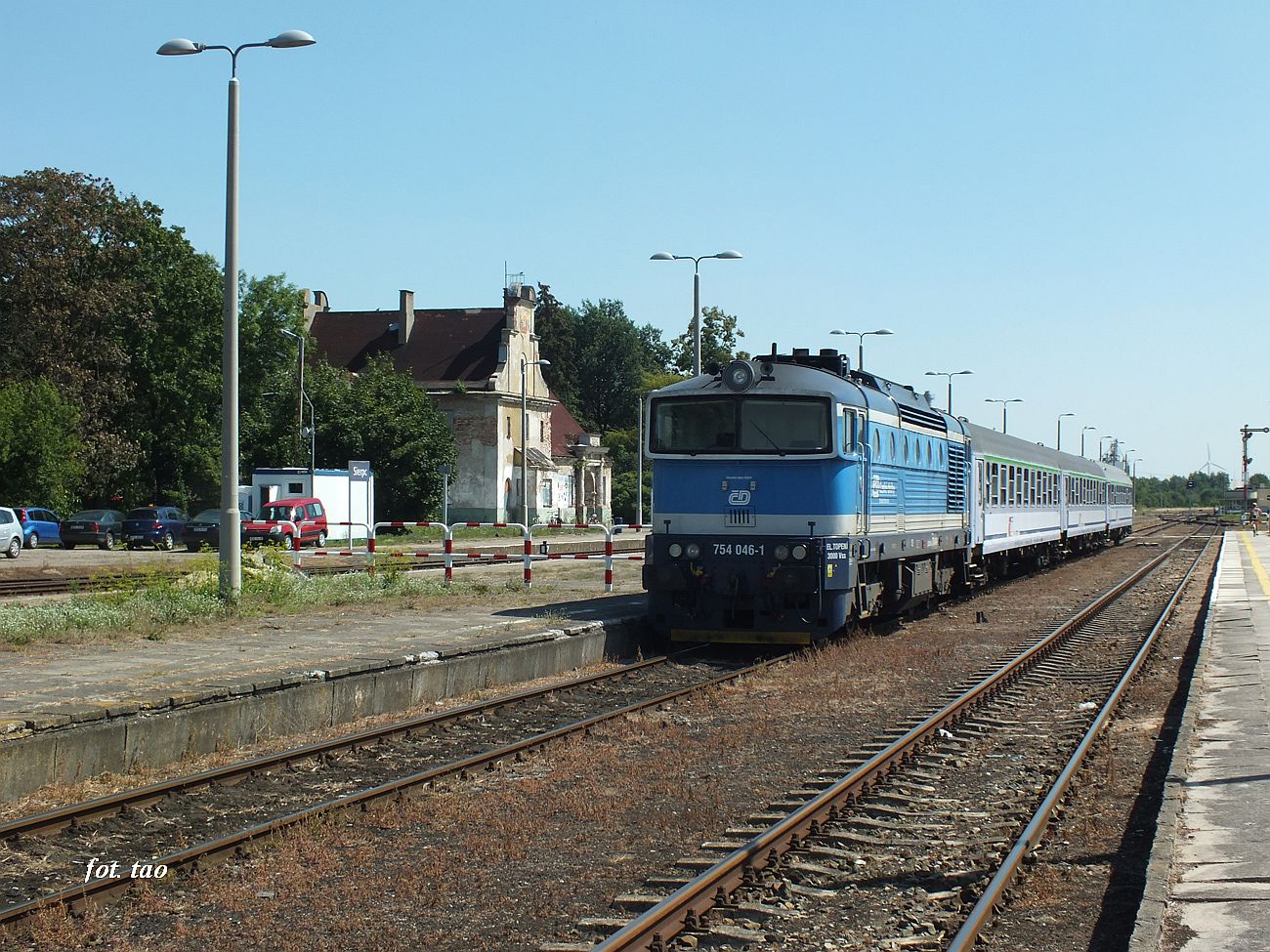 Skad gotowy do odjazdu? Nie, najpierw trzeba posprzta przedziay i przewietrzy wagony, bo w Pocku wsid podrni udajcy si nad morze i bd przesiada si w Sierpcu. Dawniej obrzdek wagonw czy lokomotyw to bya normalna praca na duej stacji, sierpie 2022 r.