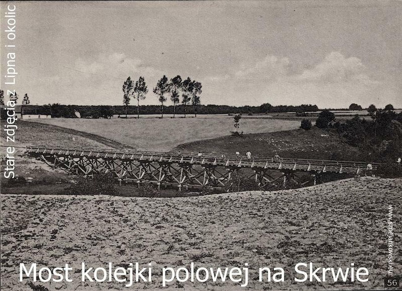 Na fotografii most kolejki wąskotorowej na rzece Skrwie na linii Lubicz-Sierpc-Nasielsk. Czy coś zostało po tym moście? Tak, wprawne oko dostrzeże przyczółki mostu tuż przy brzegach rzeki, jak również tzw. jary czyli wykopy, którędy biegły tory po obu stronach rzeki. Polecam wycieczkę wczesną wiosną, bo wtedy brak listowia odkrywa ukrytą historię. Wszystko to znajduje się tuż koło Sierpca, w Studzieńcu. Fotografię znalazłem w internecie. Wielkie dzięki Miłośnikom Małych Kolei.
