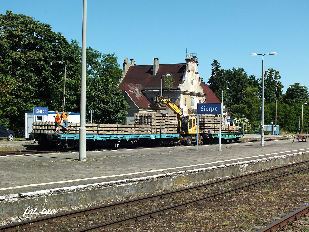 Stacja Sierpc. Trwa remont toru w kierunku na Brodnic. Na zdjciu ekipa remontowa dostarczajca podkady pod szyny. Po zakoczonym remoncie bdziemy mili poczenie ze lskiem i Pomorzem. Przewonikiem InterCity, 16.06.2021 r.