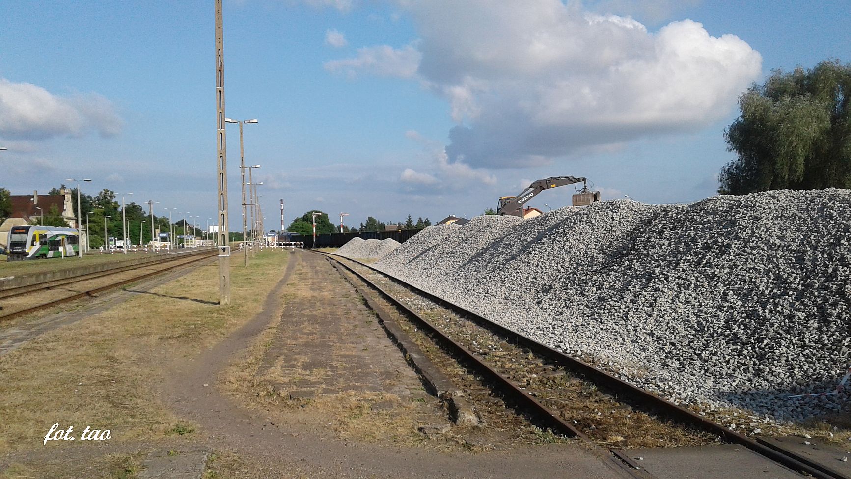 Stacja Sierpc. Szybkim pocigom potrzebny jest dobry tor, a eby tak byo trzeba wymieni tucze pod torowiskiem. Na fotografii wyadunek skadu, 25.06.2021 r.