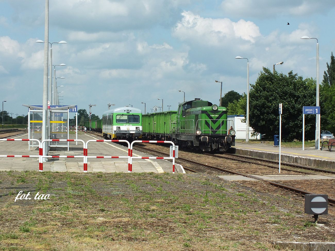 Stacja Sierpc. Lokomotywa SM-42 ustawia skad po wyadunku kruszywa na tor wyjazdowy w stron Torunia, czerwiec 2021 r.