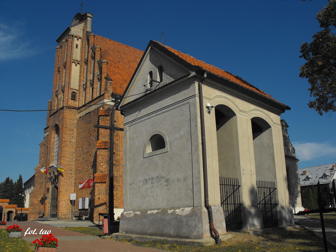 Koci klasztorny na wzgrzu Loret. Na pierwszym planie dzwonnica, z ktrej punktualnie o godz: 12:00 sycha niepowtarzalny dwik klasztornych dzwonw, 6.10.2018 r.