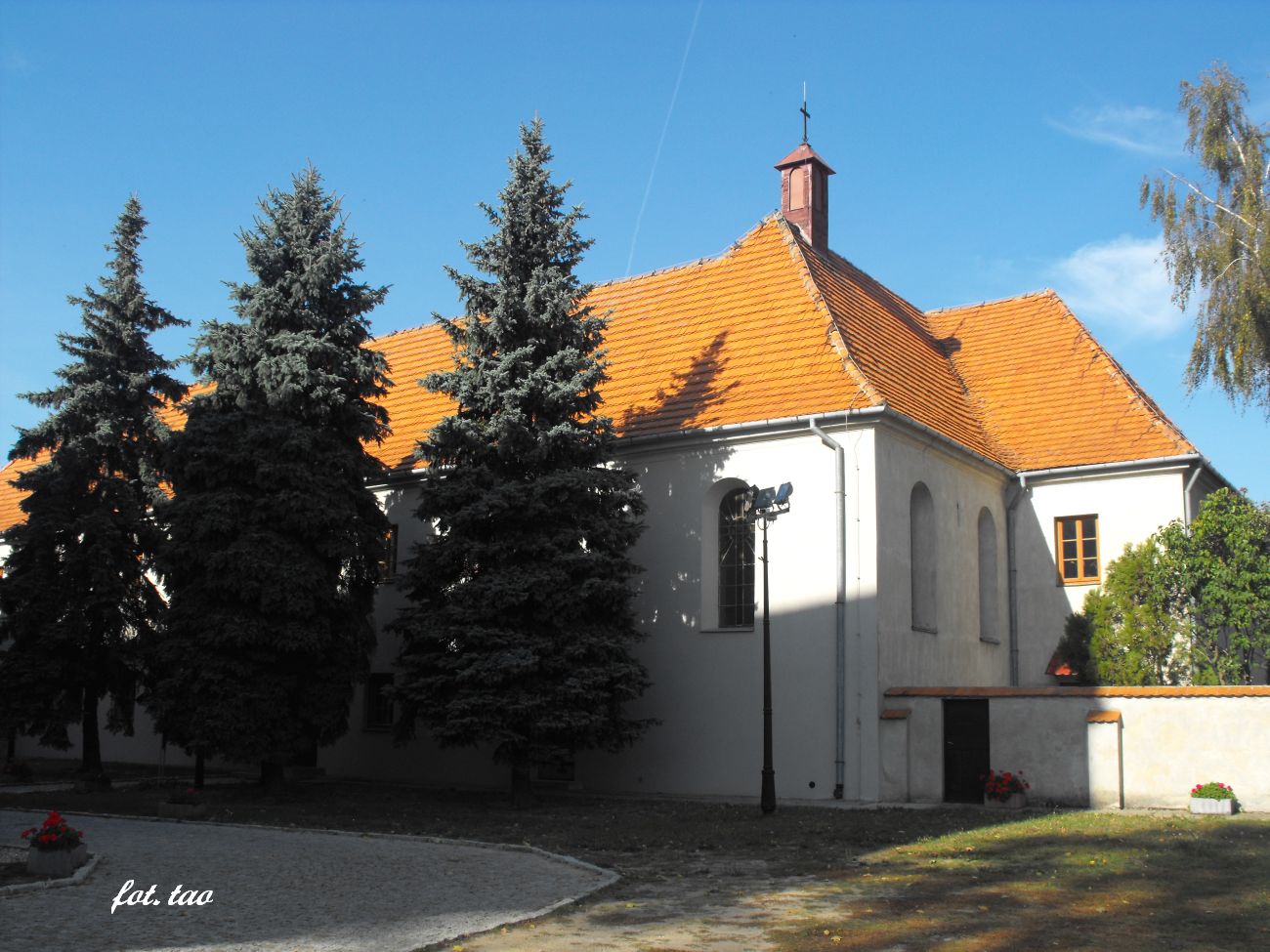 Budynek klasztorny Sistr Benedyktynek. W budynku znajduje si kaplica klasztorna i kwatery mieszkalne dla sistr zakonnych, ale w pewnym okresie okupanci zamienili to miejsce na wiezienie i dom kani, 6.10.2018 r.