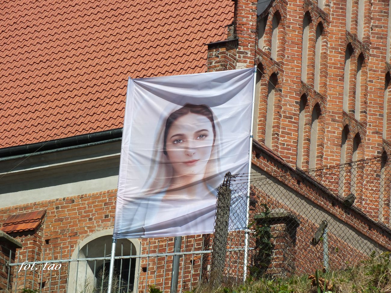 Na wzgrzu Loret ukazaa si Matka Boa klerykowi Andrzejowi, niosc pomoc w walce z zaraz morowego powietrza. Dzi te mamy Covid-19, ale tym razem wizerunek przypomina o nadchodzcym odpucie i wielkim wicie Maryjnym 15 sierpnia. Fot. sierpie 2021 r.