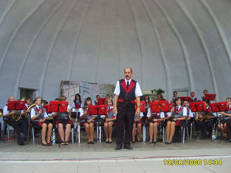 Orkiestra ju w komplecie, Kapelmistrz Micha Gowacki wita publiczno