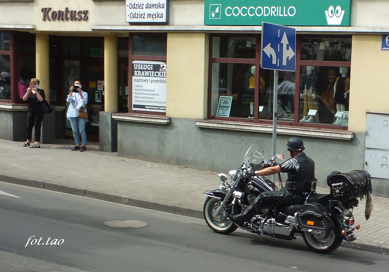 Atrakcyjny mężczyzna na głośnej maszynie zawsze zwraca uwagę pań i tak było w Sierpcu w czasie parady motocykli podczas XII Szlifowego Zlotu Motocyklowego, 28.08.2021 r. 28-VIII-2021r