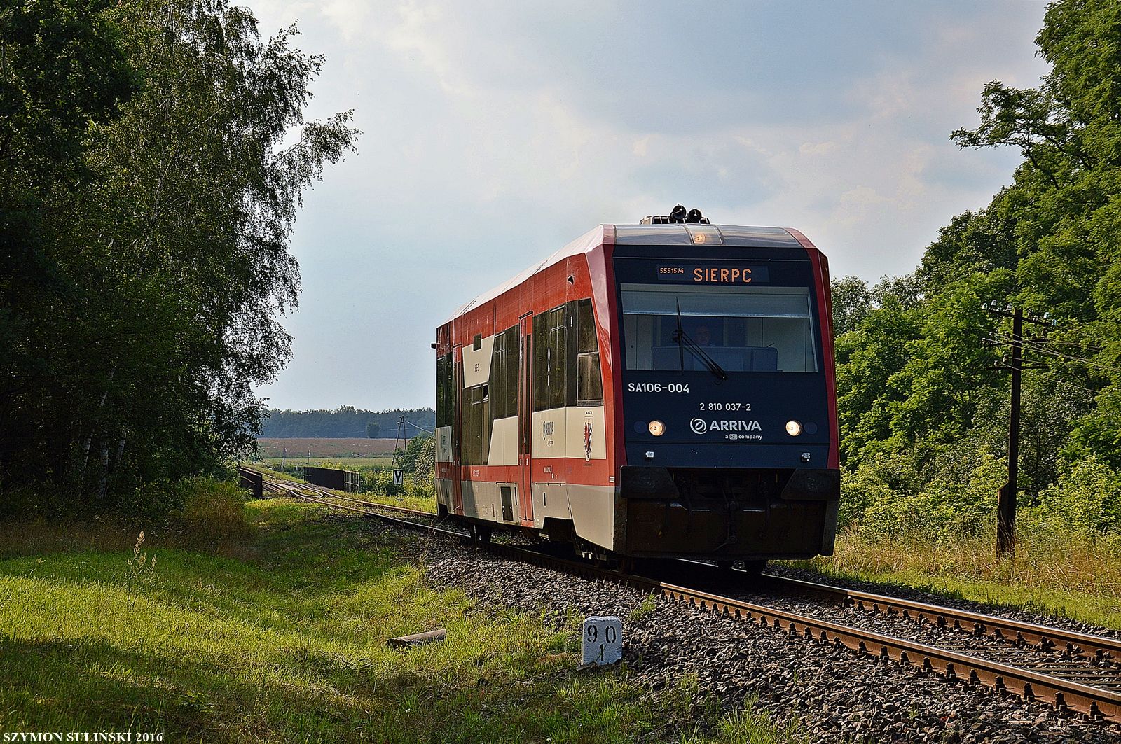 Szynobus SA106-004 pracujcy dla spki Arriva RP zblia si do stacji Sierpc, pocig osobowy 55514 relacji Toru Gwny-Sierpc, fot. z dnia 13 lipca 2016 r.