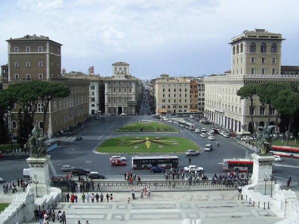 Widok na Rzym z uku Trojana.