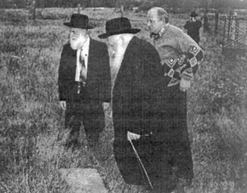 Rabin Schlesiger, praprawnuk cadyka pochowanego w Sierpcu.<BR>W czasie swej wizyty w Sierpcu 1 IX 1999 r. na ydowskim cmentarzu.