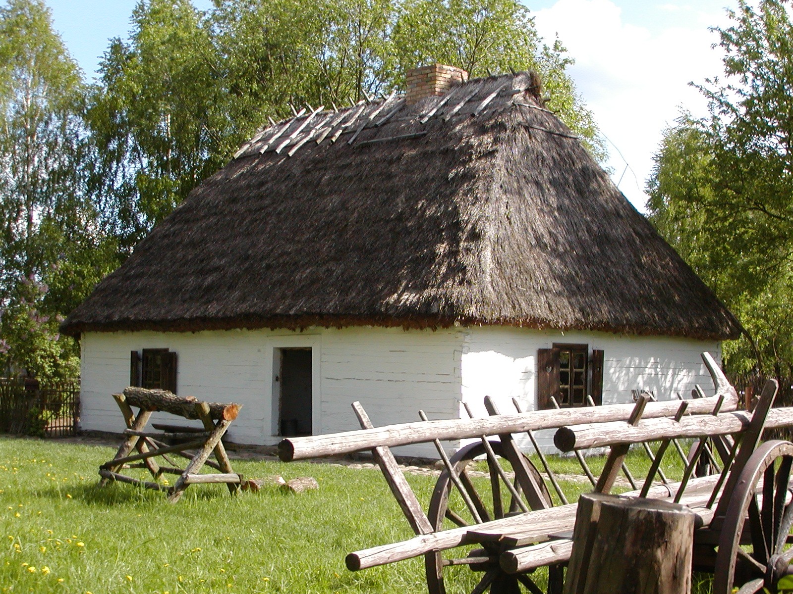 Chaupa z Zawad na terenie sierpeckiego skansenu, 2011 r.