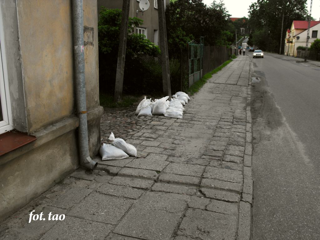 Ulica Wojska Polskiego, worki z piaskiem ratoway przed zalaniem posesji, 3.06.2010 r.