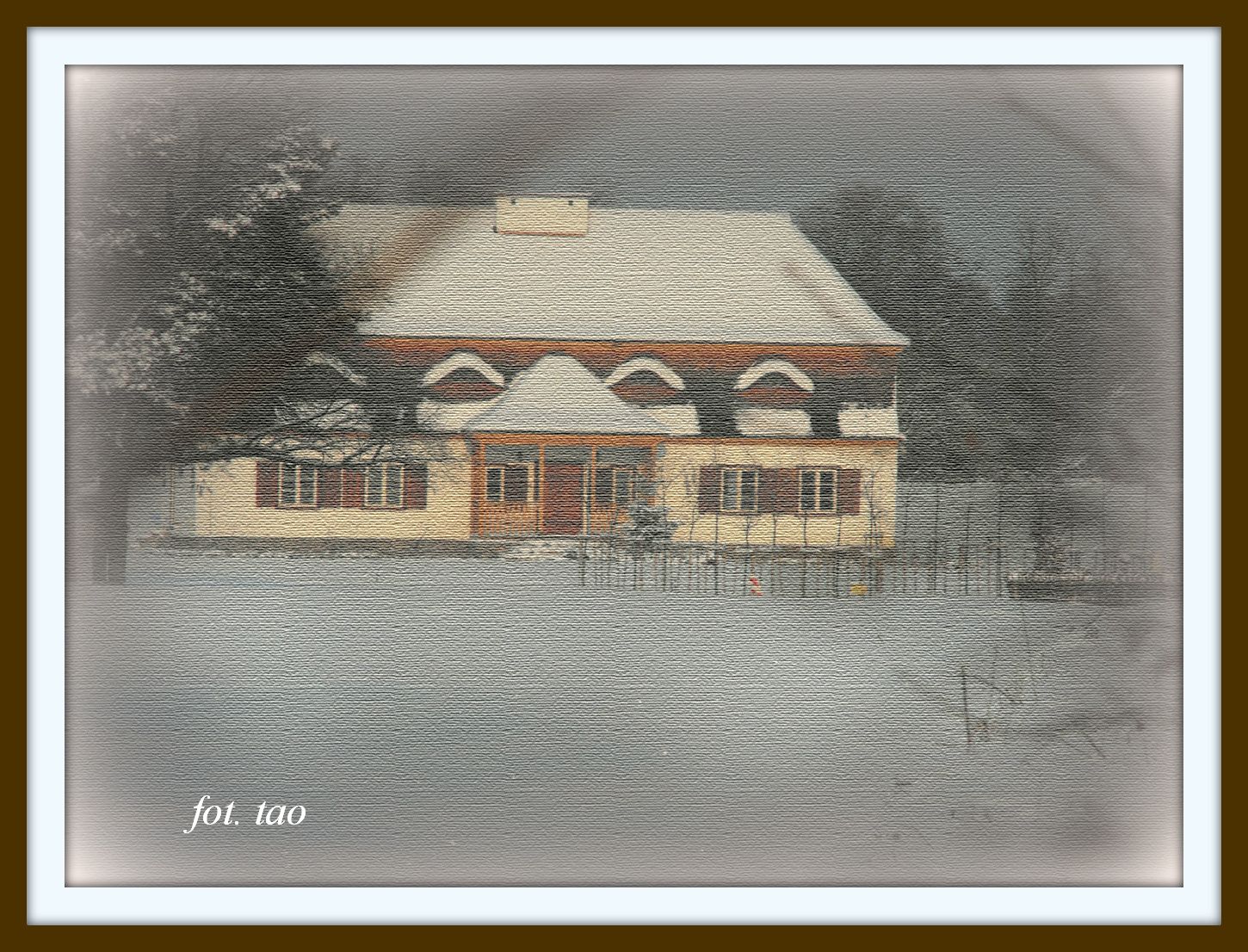 Dworek w skansenie w styczniowym promyku soca, 13.01.2013 r.