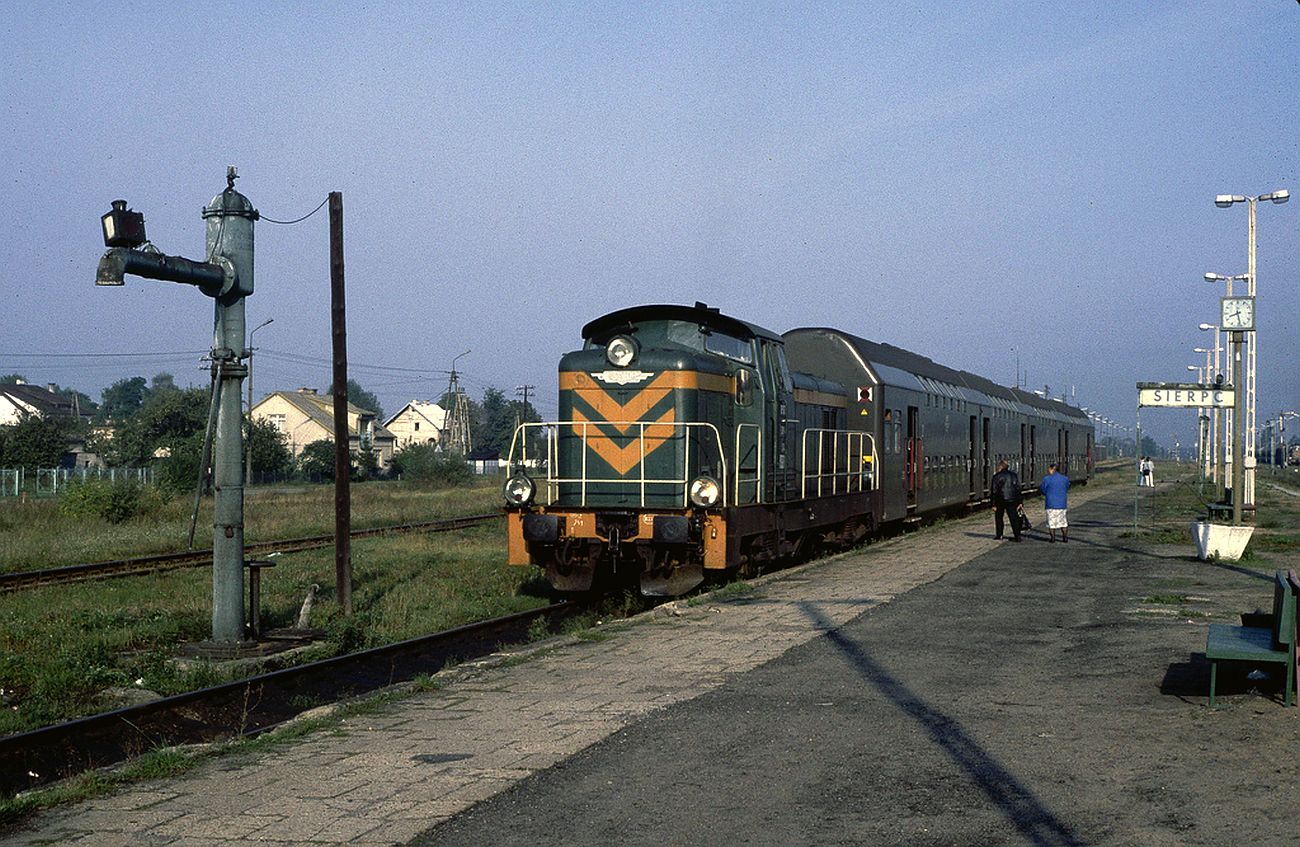 Stacja Sierpc 1995 r. Lokomotywa manewrowa SM45 ze skadem oliwkowych pitrusw gotowa do odjazdu w kierunku Nasielska. Jak wida jeszcze stacja ma si jako tako, zegar peronowy, awki dla podrnych, nagonienie, sprawny uraw wodny, ale ju w tym okresie parowozy wygaszono.(opis  tao).