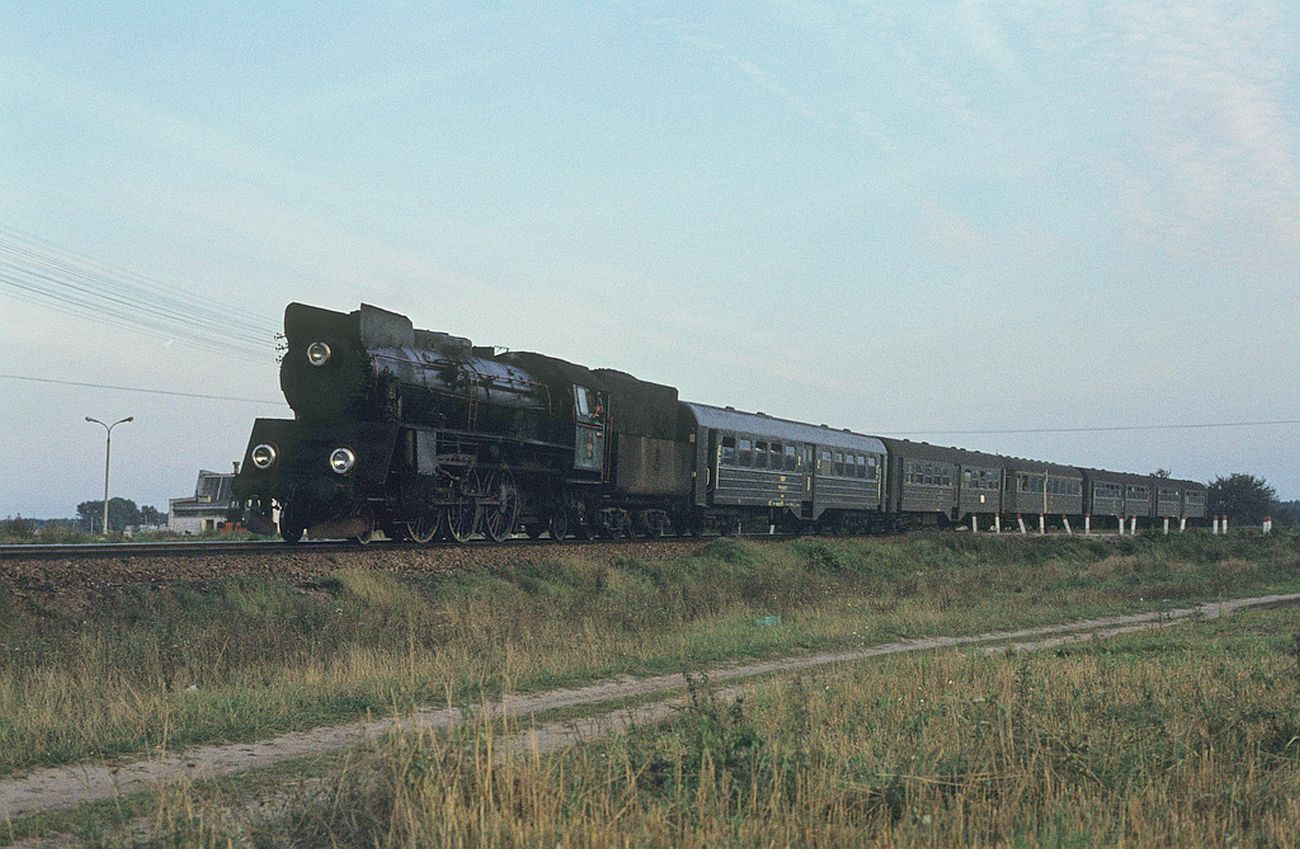 Parowz Ol49 z sierpeck zaog wraca z Pocka. Skad przejeda przez przejazd na ulicy Sempoowskiej. Foto z 1980 r.(opis tao).