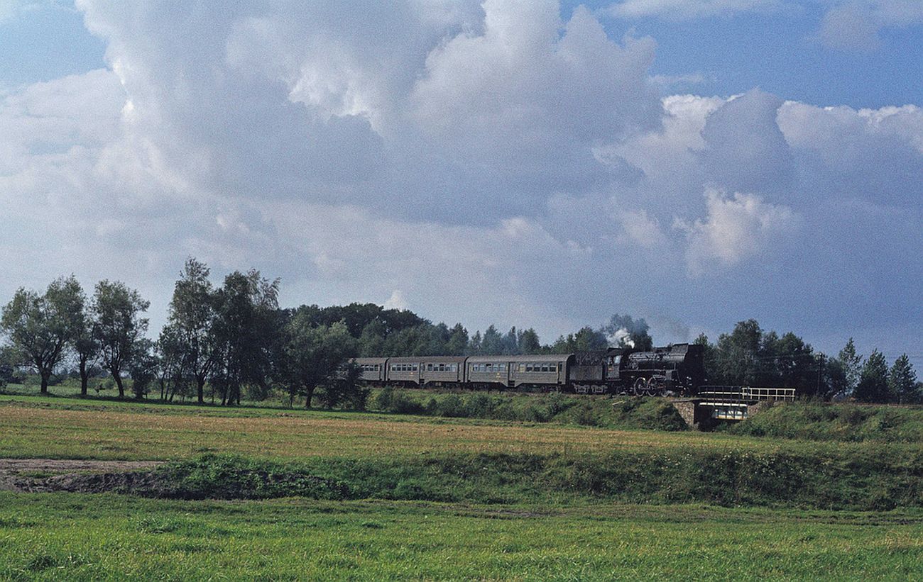 Foto z 1980 r. przedstawia skad prowadzony przez parowz OL49 z sierpeckiej parowozowni udajcy si w kierunku Nasielska. Pocig min wie Borkowo Kocielne, przejeda przez most na Sierpienicy i za chwil zatrzyma si w Mieszakach.(opis  tao).