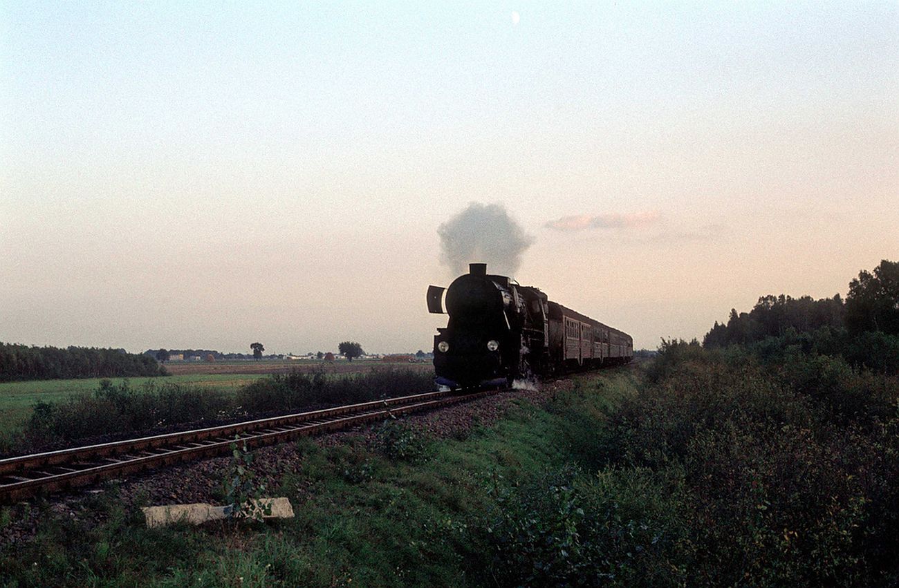 Sierpecki parowz Ty2 ze skadem osobowym wraca z Pocka. W oddali wida wie Gorzewo i kurniki. Foto z 1980 r.(opis tao).