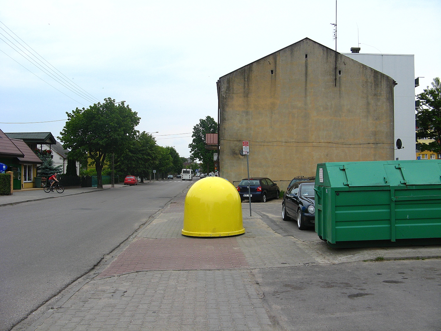 A moe teraz dla odmiany postawimy na rodku ulicy, bo chodnik ju jest za may. Ulica Narutowicza, 26.06.2015 r.