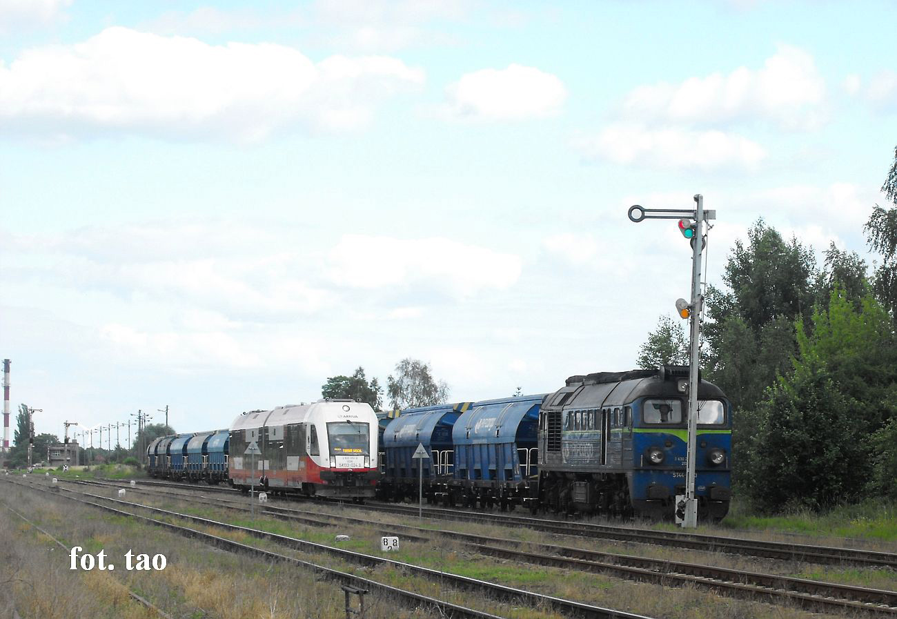 Stacja Sierpc. Pocig towarowy czeka przed semaforem na woln drog do Torunia. Bdzie musia jeszcze poczeka bo mija go szynobus Arriwa, te do Torunia, sierpie 2013 r.