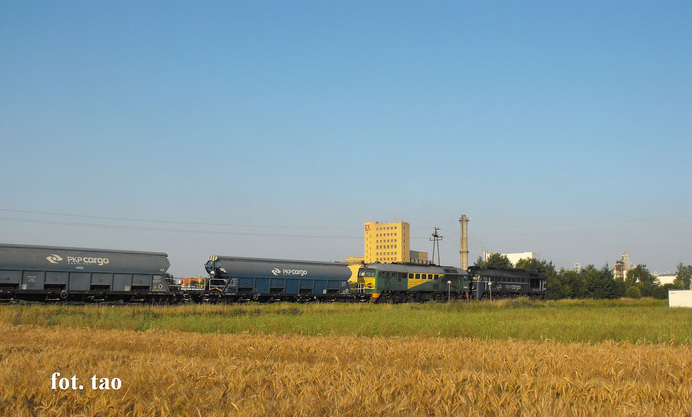 Stacja Sierpc. Lokomotywy towarowe 2x ST44 ze skadem cukru udaj si w stron Racia do cukrowni w Glinojecku, sierpie 2013 r.