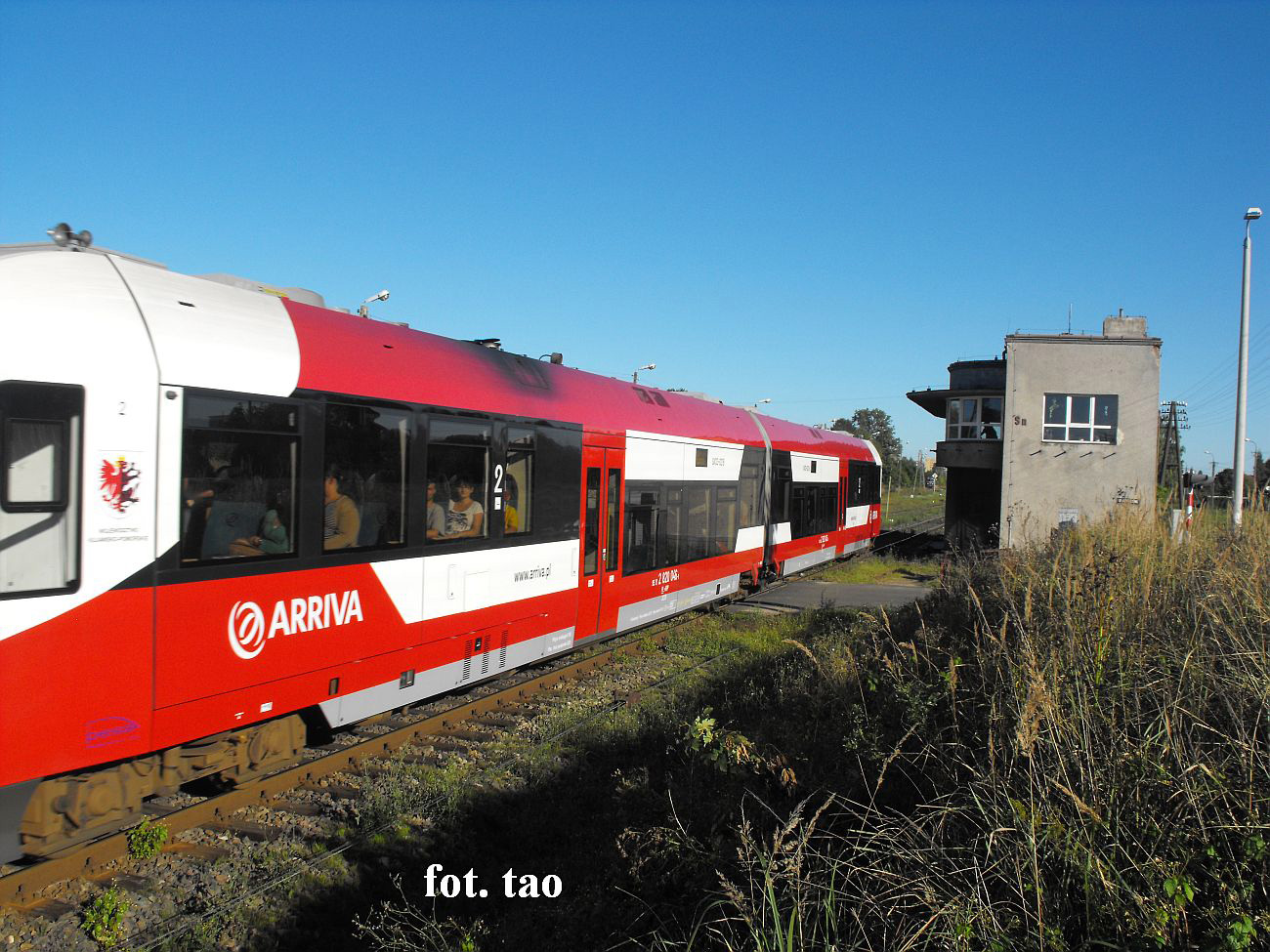 Stacja Sierpc. Szynobus Arriwa na torze do Torunia minął nastawnię wykonawczą i przejazd na ul. Dworcowej, wrzesień 2013 r.