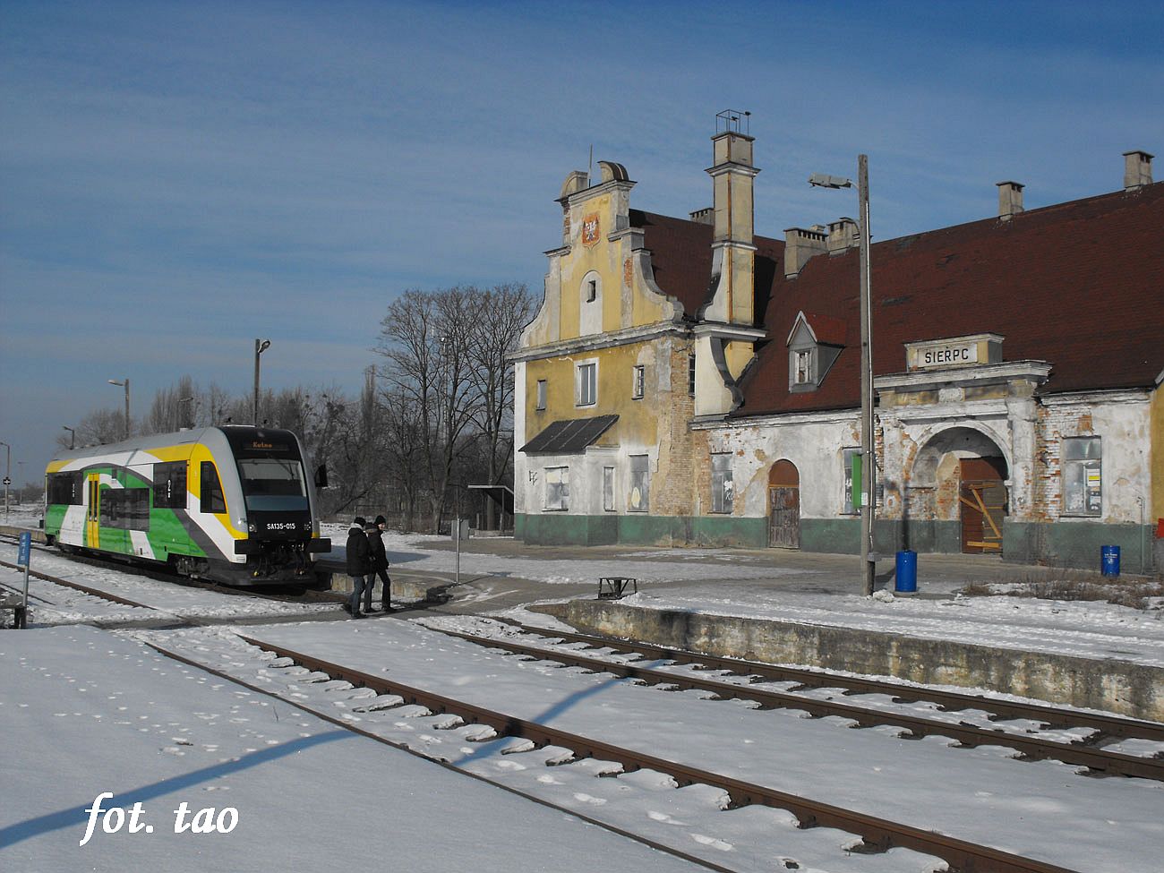 Stacja Sierpc. W perony wjecha nowoczesny szynobus produkcji polskiej i odjedzie planowo do Kutna, 12.02.2012 r.