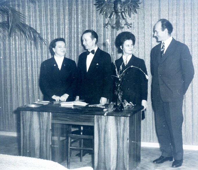 Fotografia wykonana w latach 70-tych XX w., w Urzdzie Stanu Cywilnego w Sierpcu. Na zdjciu: p. Jadwiga Latkowska, Naczelnik Eugeniusz Stryjewski, p. Halina Borek, p. Degowski.