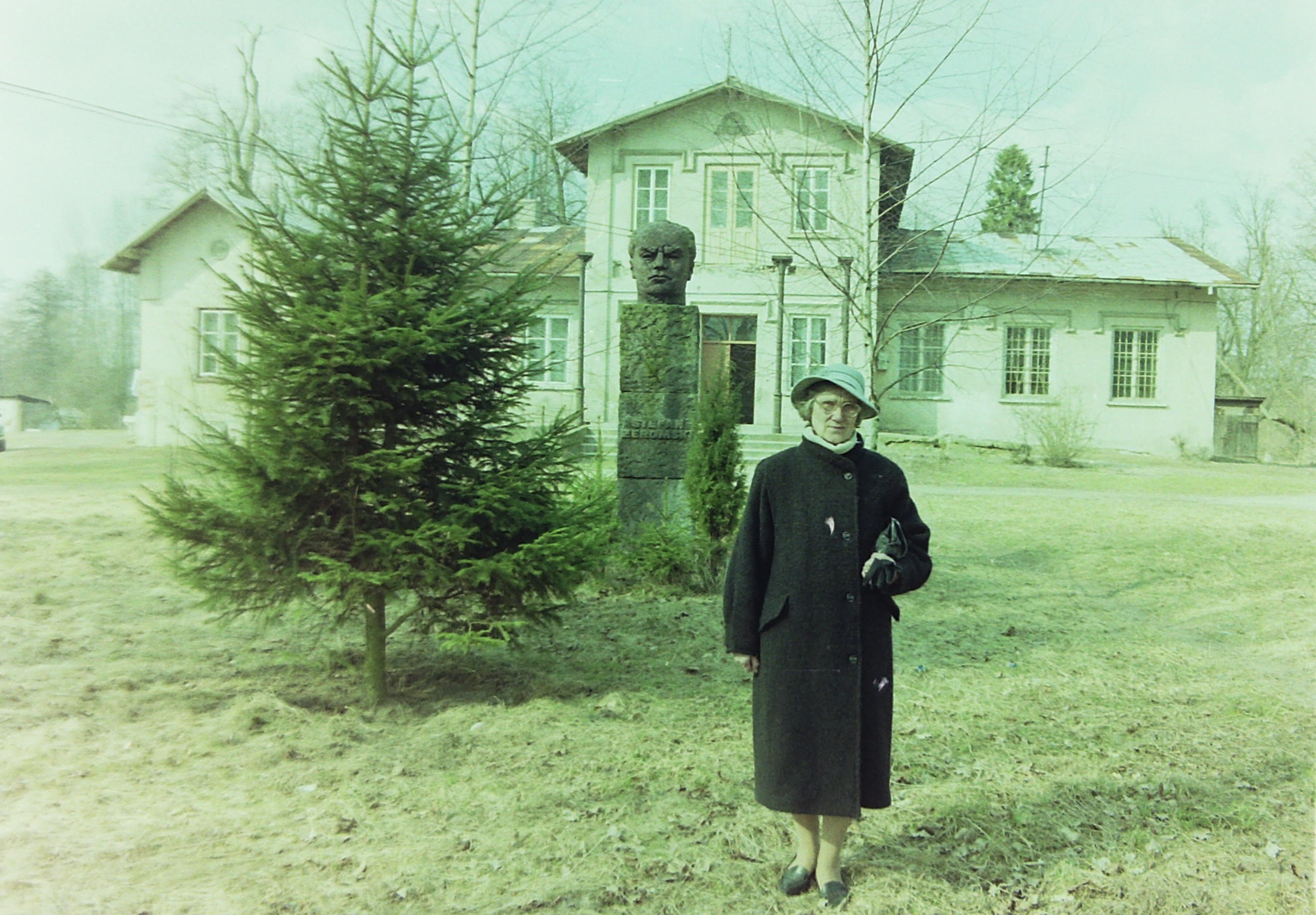 Stefania G�uchowska przed dworkiem w&nbsp;Szulmierzu, 1998&nbsp;r.