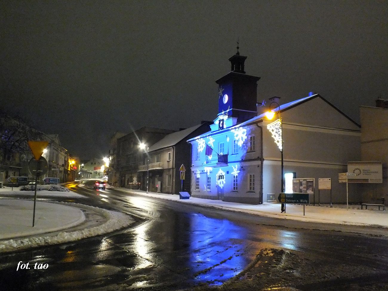 Spacer w&nbsp;sylwestrowy wiecz�r 31.12.2025&nbsp;r. W&nbsp;centrum Starego Miasta znajduje si� ratusz, jak wida�, w&nbsp;bajkowym o�wietleniu. W&nbsp;g��bi ul. P�ocka.