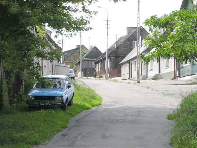 Ulica Św. Wawrzyńca od strony rzeki. Fotografia z lipca 2003 r.