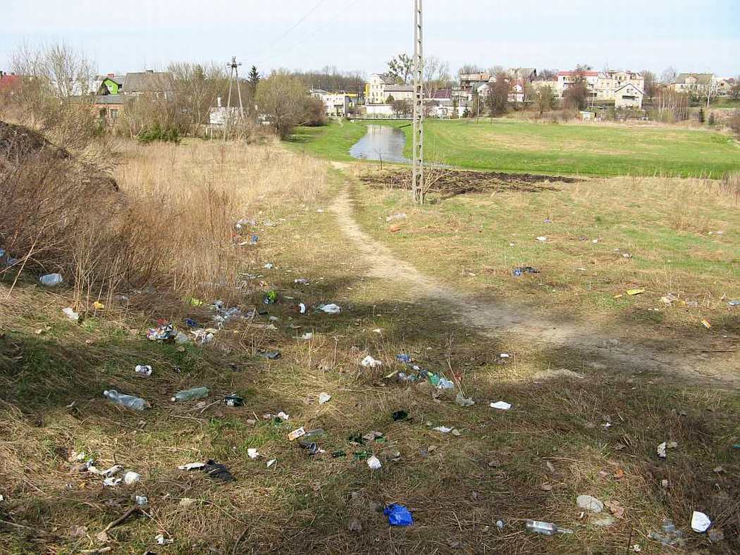 Sierpienica to pono wizytwka turystyczna naszego miasta. A widzia kto moe mieci na skarpie za Lidlem? Dzikie wysypisko a obok nasza 