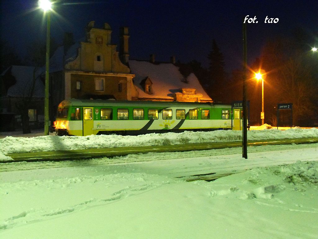 Dworzec PKP w Sierpcu. Szynobus oczekujcy na odjazd do Kutna, 5.02.2010 r.