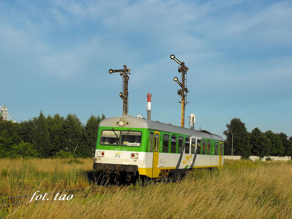 Szynobus z Kutna mija semafor wjazdowy na stacj w Sierpcu. W oddali komin ciepowni w nowej szacie kolorystycznej,  3.07.2010 r.