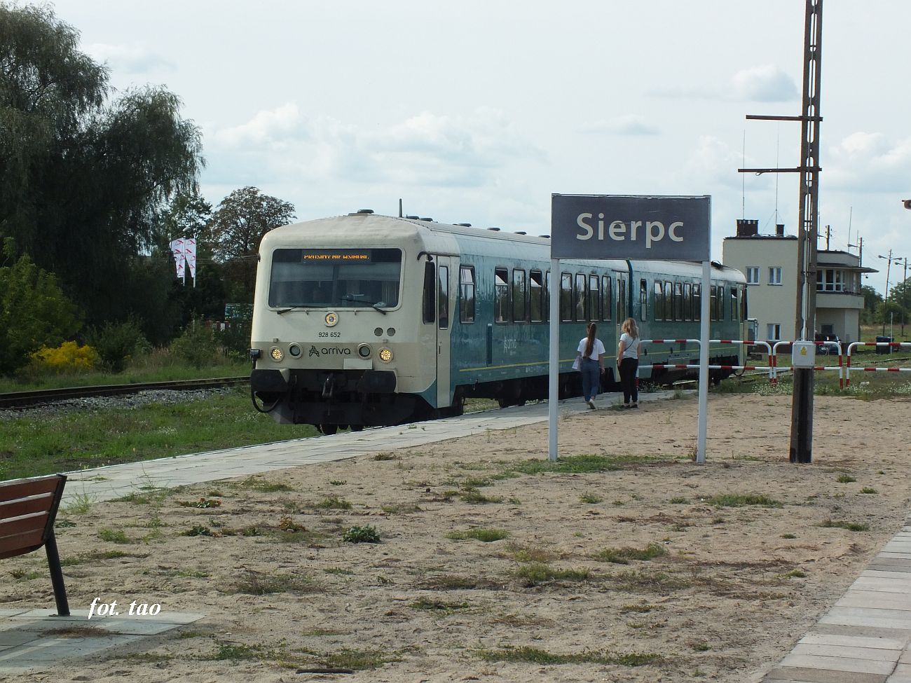 Stacja Sierpc. W perony stacji wjeda pocig osobowy z Torunia, wrzesie 2023 r.