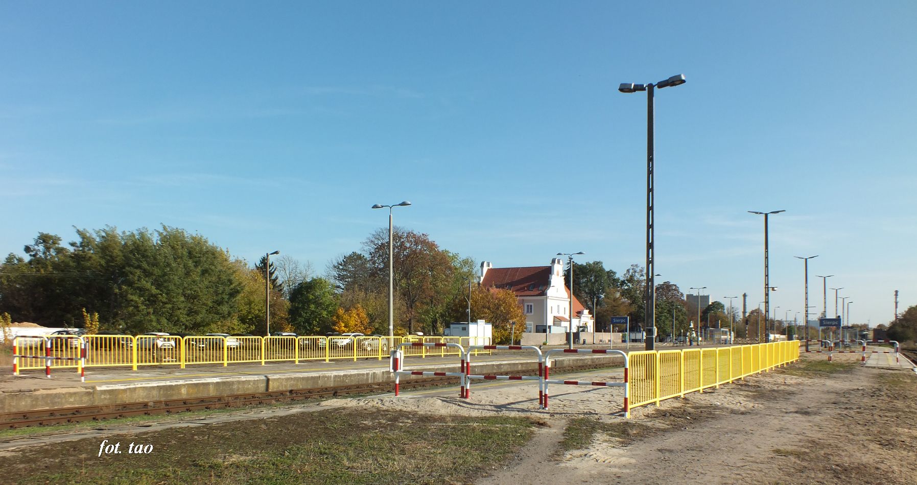 Stacja Sierpc. W kocu wyduono perony (te barierki) dla TLK Flisak. Skad tego pocigu w pocztkowym okresie kursowania to byy trzy wagony plus lokomotywa i tak te byy przygotowane perony. Kiedy pasaerowie polubili poczenie Katowice­-Gdynia,  to zaczo brakowa miejsc i doczepiono czwarty wagon, a nawet i pity. Dla lokomotywy to nic takiego, ale dla maszynisty owo niezatrzymanie czoa pocigu we wskazanym miejscu, jest wykroczeniem. Wagony nie mieciy si w przygotowane perony, utrudniajc obsug pocigu. Mnie jest to trudno zrozumie, bo ja pamitam, jak w te perony miecio si nawet i dziewi wagonw plus pocztowe. Padziernik 2024 r.