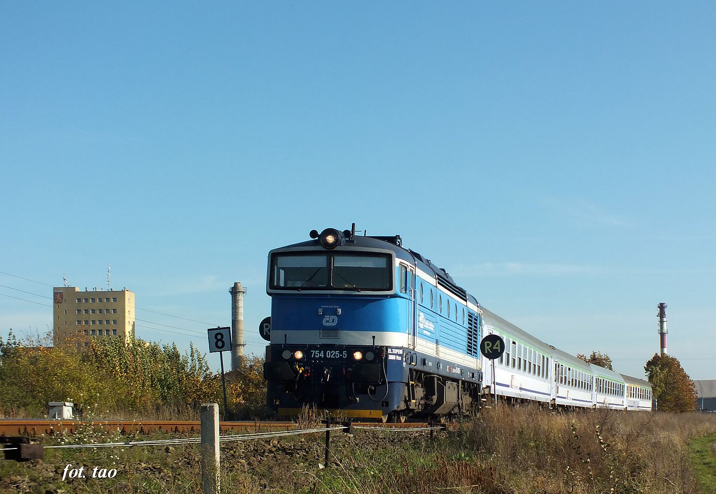 Pocig osobowy TLK Flisak na torze z kierunku Pocka. Jeszcze kilkaset metrw i zatrzyma si w peronach stacji. W gbi fragment dzielnicy przemysowej Sierpca, padziernik 2024 r.