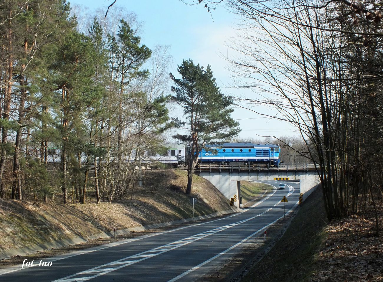 TLK Flisak pokonuje wiadukt nad DK10 w okolicy sierpeckiego skansenu, marzec 2024 r.