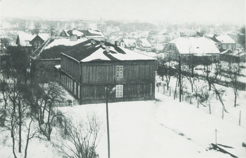 Publiczna Szkoa Powszechna nr 2 znajdujca si do 1976 r. przy ul. Narutowicza 17. Budynek z tyu to sala gimnastyczna.<BR>Przed  II wojn wiatow w budynku SP nr 2 miecia si szkoa ydowska, tzw. 