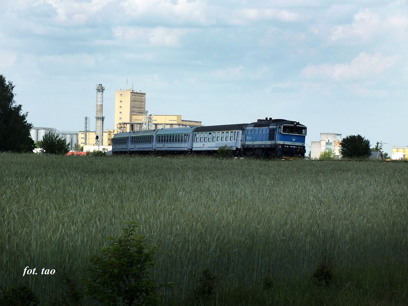 Pocig TLK relacji Gdynia-Katowice  na torze w kierunku Pocka. W oddali przemysowa dzielnica Sierpca, 8.06.2024 r.