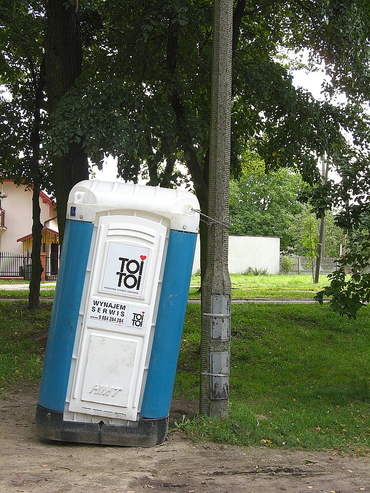 Toi toi przytwierdzony acuchami do latarni, stojcy do niedawna w okolicach Jezirek.