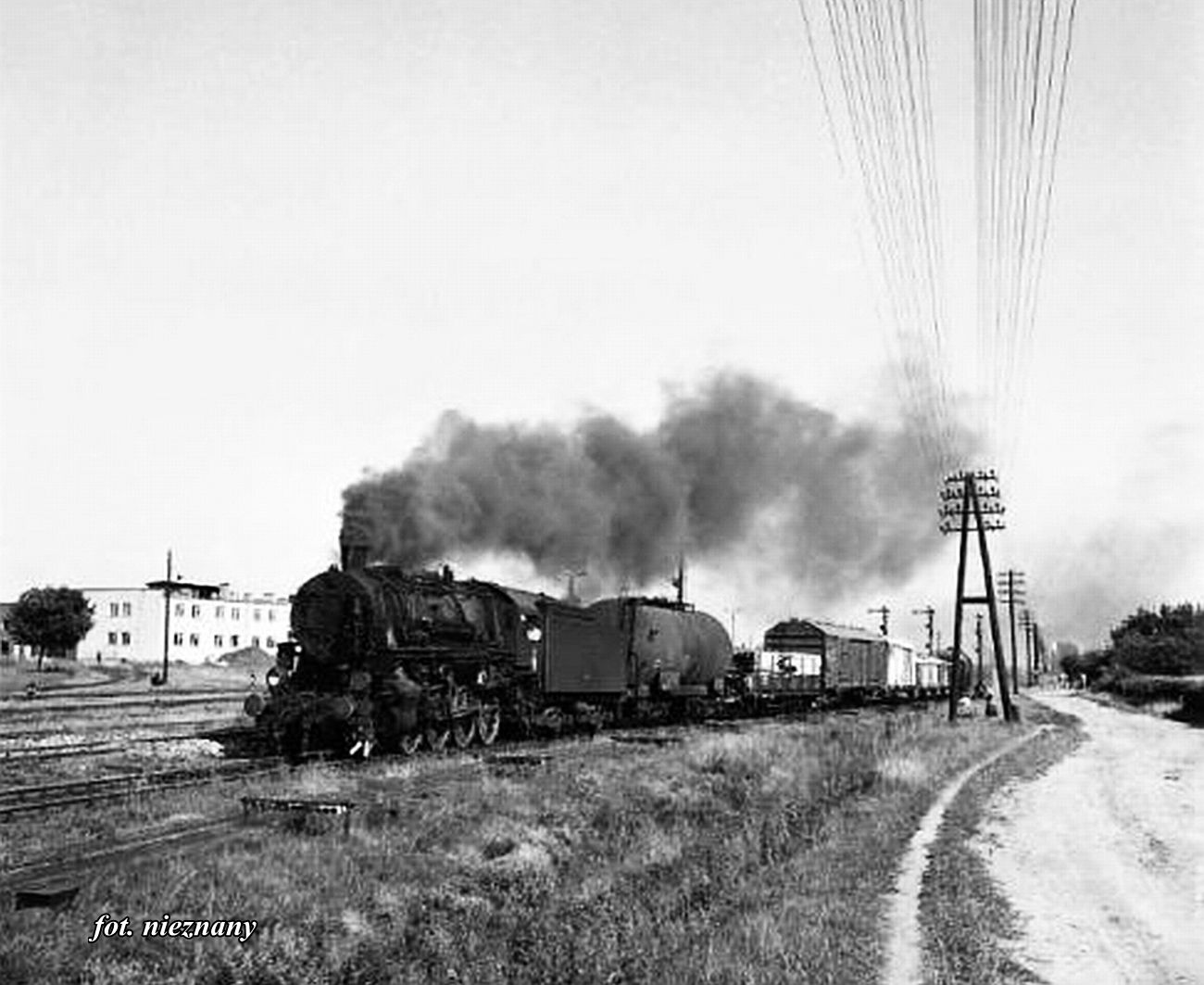 Stacja Sierpc lata 70. XX w. Widok od strony zachodniej, czyli od strony wjazdu z Torunia i Brodnicy. Na fotografii parowz serii Tr203 jedynak na naszej stacji produkcji amerykaskiej przeznaczony do prac manewrowych. Jak wida zaoga wykonuje tzw. przetoki skadw towarowych. Po lewej stronie nowy budynek nalecy do parowozowni - to noclegownia. Po prawej stronie polna droga - to tak wygldaa ul. Staszica.