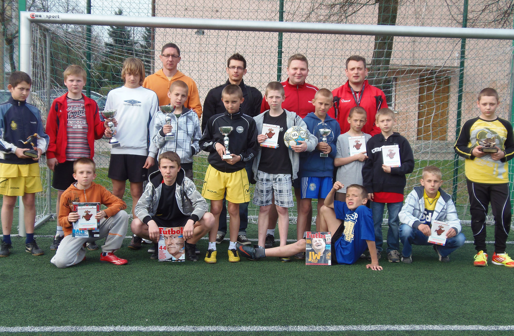 Modzi sportowcy z organizatorami turnieju i trenerami, 24.04.2012 r.